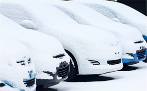 Уборка снега возле машины